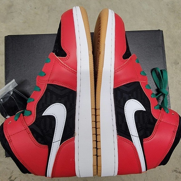 Nike Air Jordan 1 Mid SE Christmas Tree 2022 GS Size 7Y DQ8418-006‎ Women\'s 8.5 main image 3